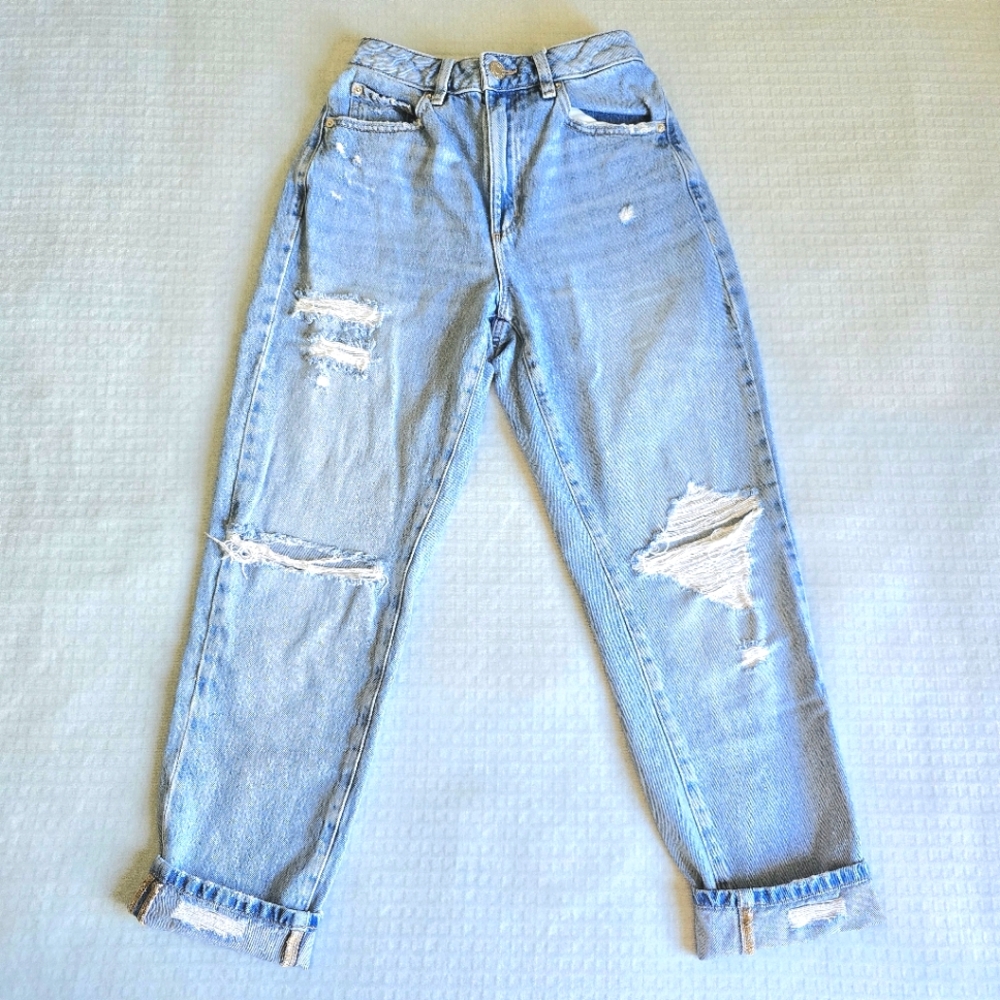 garage light wash high waisted mom jeans // distressed // size 7/28